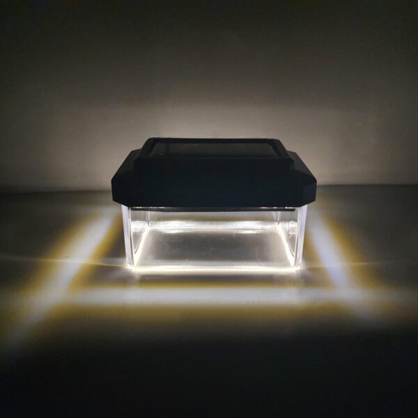 Leuchtende LED Solar Abdeckkappe im Dunkeln. Lichtfarbe Warmweiß